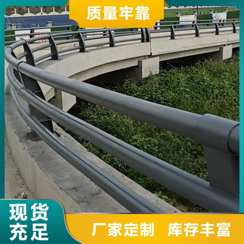 公路防撞护栏来厂考察颜色多样