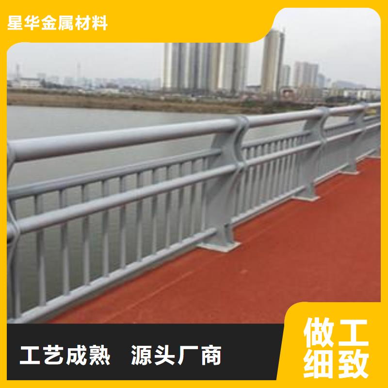 公路防撞护栏来厂考察颜色多样